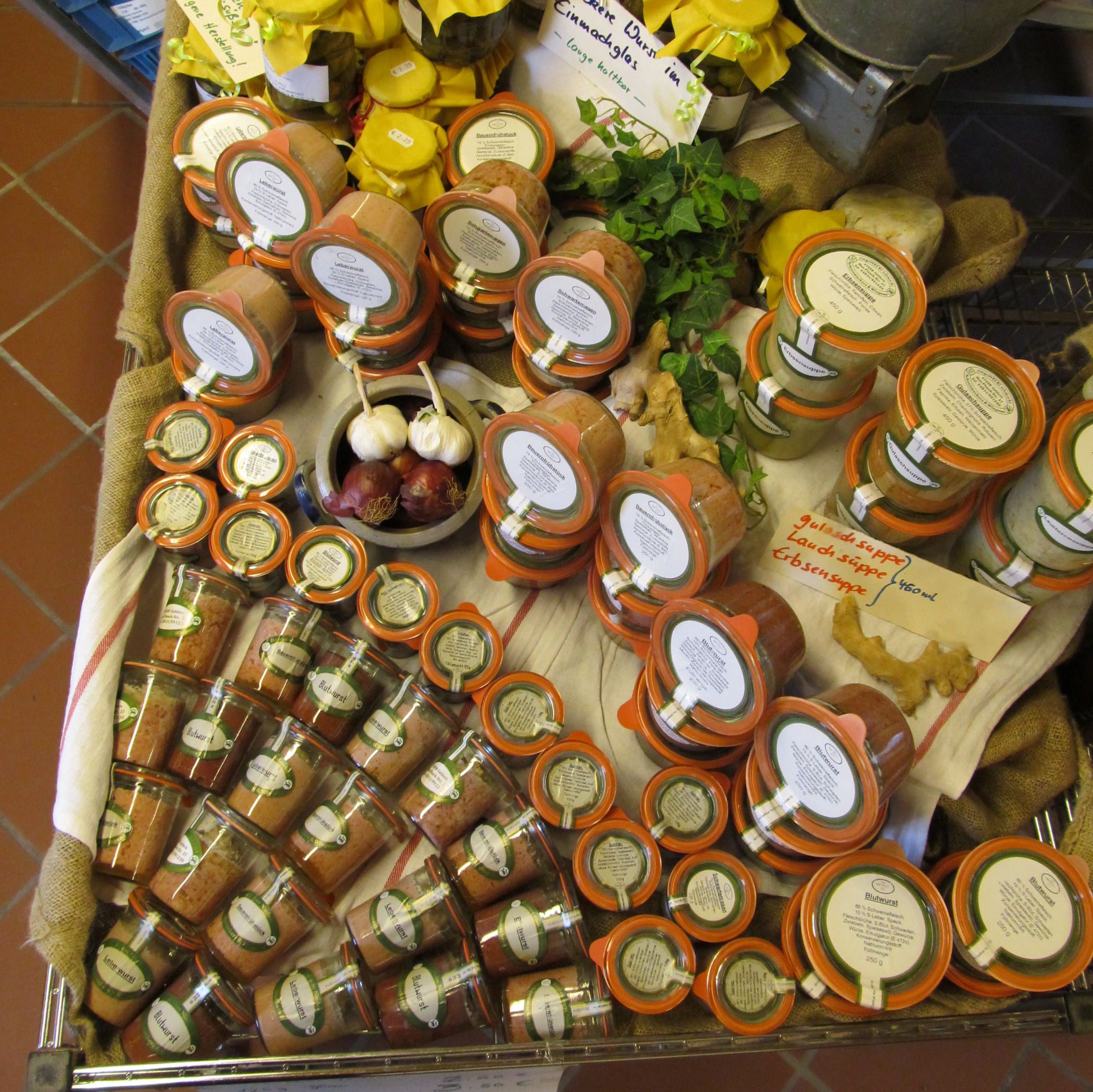 Regionale Metzgerprodukte im Hofladen vom Landhof Hermans